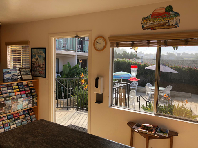 Public Area 3, Moonlight Beach Motel, San Diego