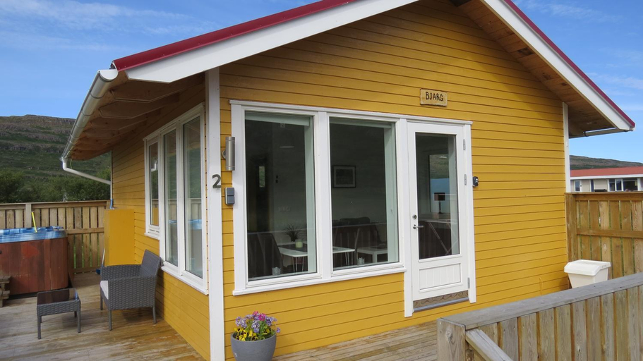 Others 4, Hvammur 2 Bjarg with private hot tub, Kaldrananeshreppur
