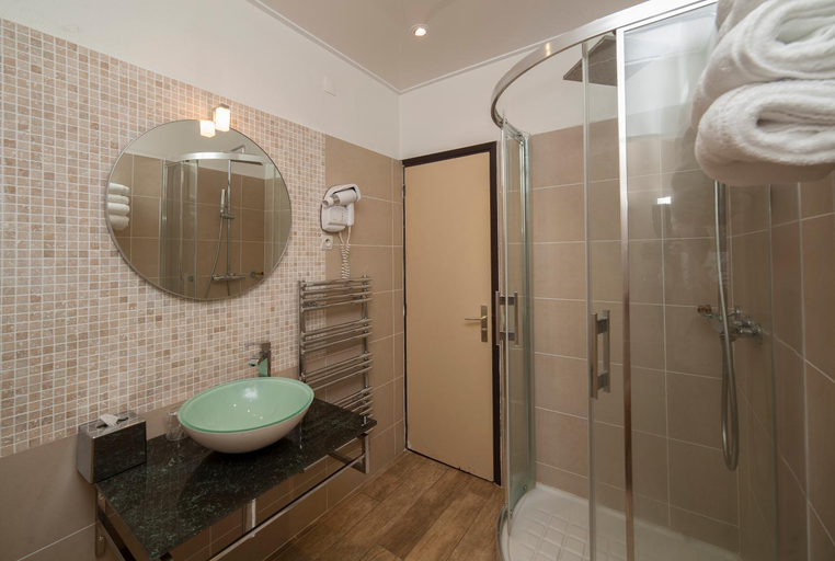 Bathroom 4, Hotel & Restaurant Le Belvedere, Corse-du-Sud