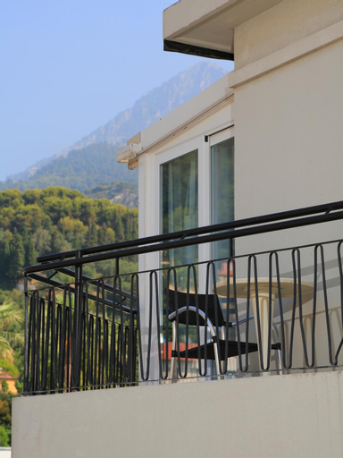Exterior & Views 28