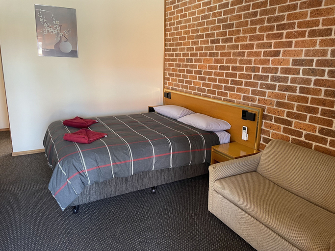 Bedroom 5, True Blue Motor Inn, Bland