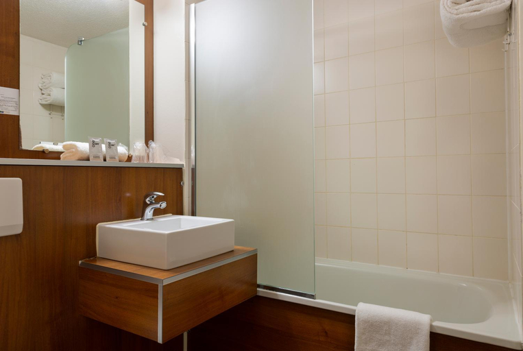 Bathroom 4, Comfort Hotel Aeroport Lyon St Exupery, Rhône