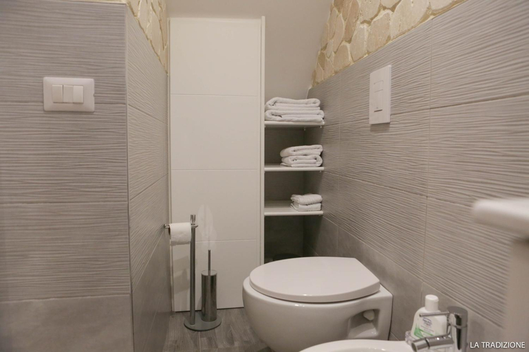 Bathroom 3, La Tradizione, Bari