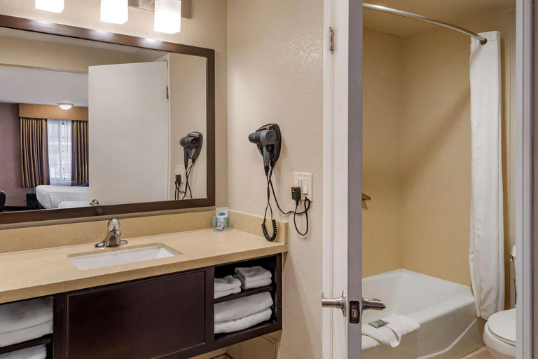 Bathroom 4, Best Western Country Inn, Riverside