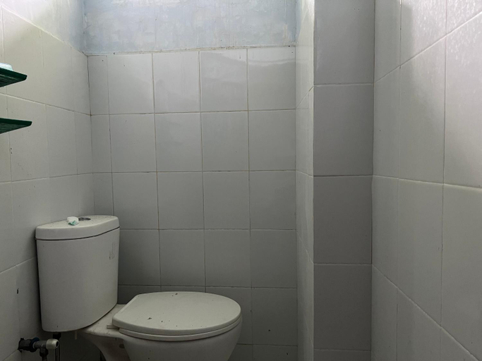 Bathroom, Hotel O Wisma Aliyah Near Sidrap, Sidenreng Rappang