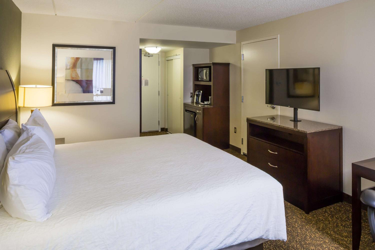 Bedroom 3, Hilton Garden Inn Hampton Coliseum Central, Hampton