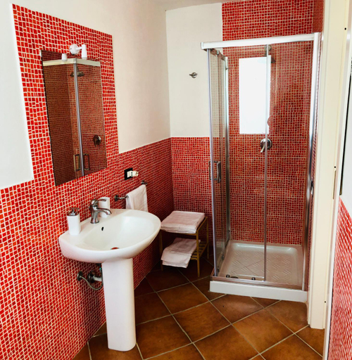 Bathroom 3, Asmara 10, Trapani