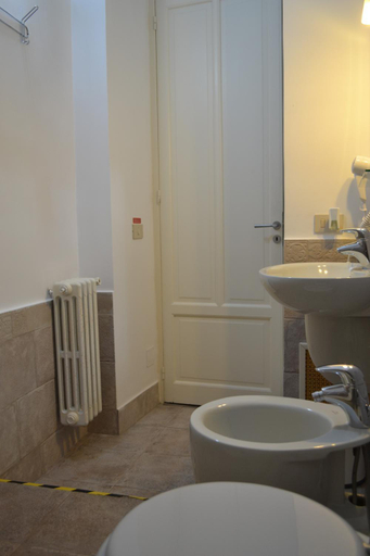 Bathroom 2, B&B Dietro al Massimo, Palermo