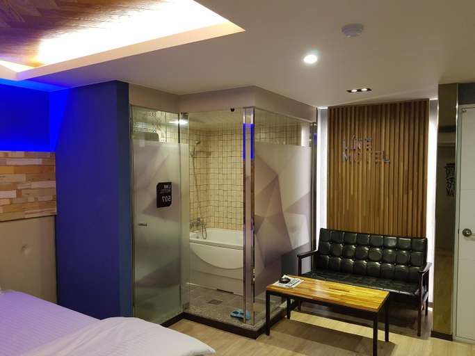 Bedroom 3, Line Motel, Buk