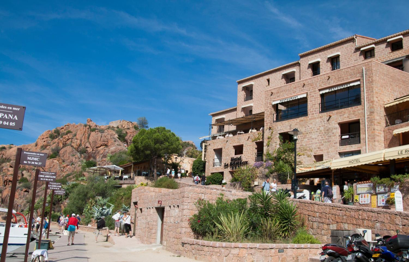 Exterior & Views