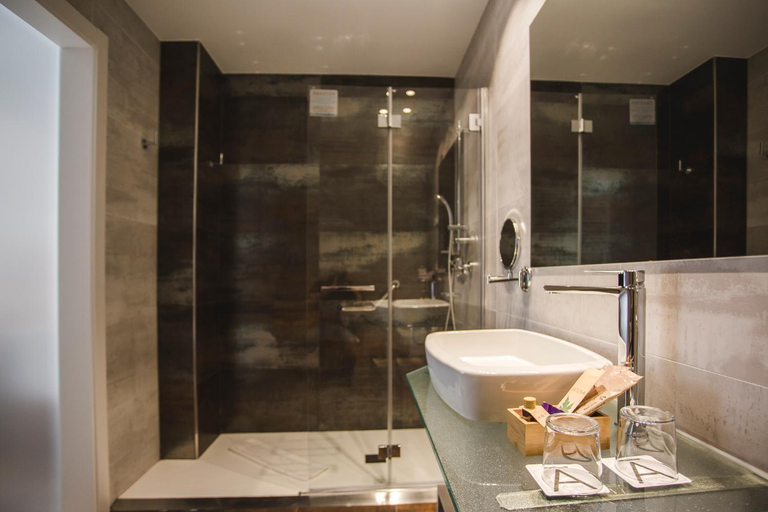 Bathroom 4, DWO Abaster, Soria