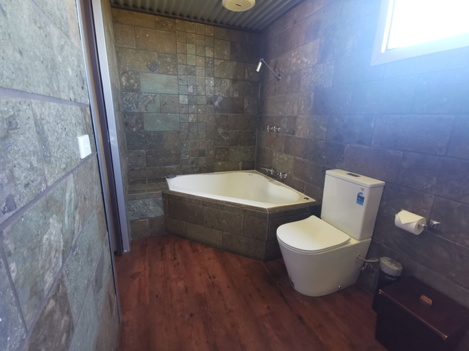 Bathroom 3, Orbost Motel, E. Gippsland - Orbost
