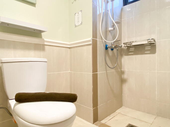 Bathroom 5, Cozy Designed 2BR with Working Room at Meikarta Apartment By Travelio, Cikarang