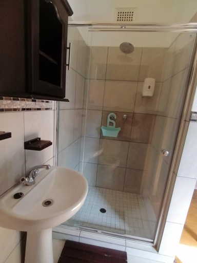 Bathroom 5, Andora Inn Bed and Breakfast, eThekwini