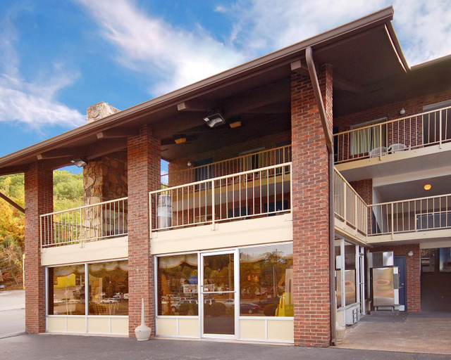 Exterior & Views 1, Wild Bear Inn, Sevier
