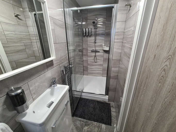 Bathroom 2, SAV 5 Bed Luxury House Leicestershire, Leicestershire