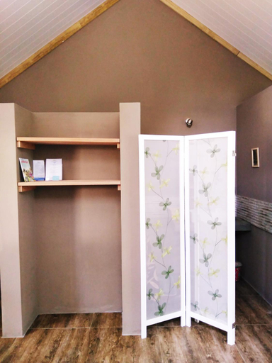 Bathroom 2, Escale