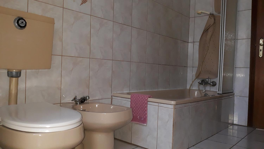 Bathroom 2, Cynda´s home, Viseu