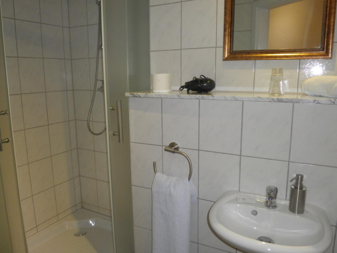 Bathroom 5, Bennetts Restaurant und Hotel, Gifhorn