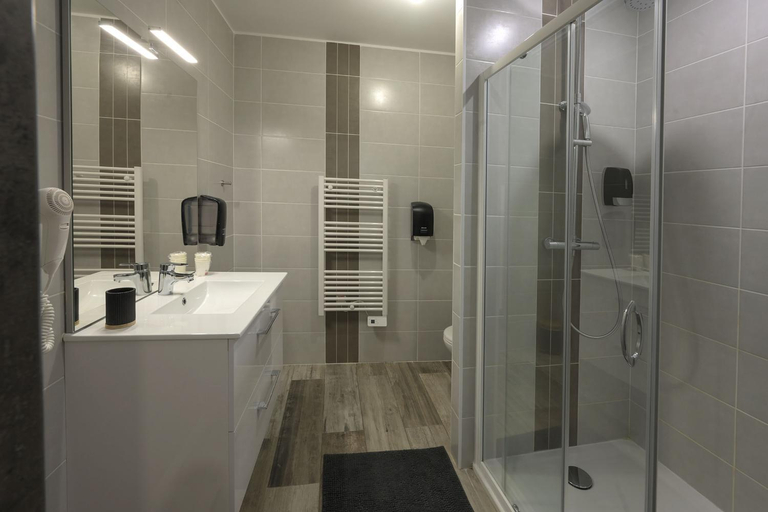 Bathroom 4, Hotel De La Croisee, Ain
