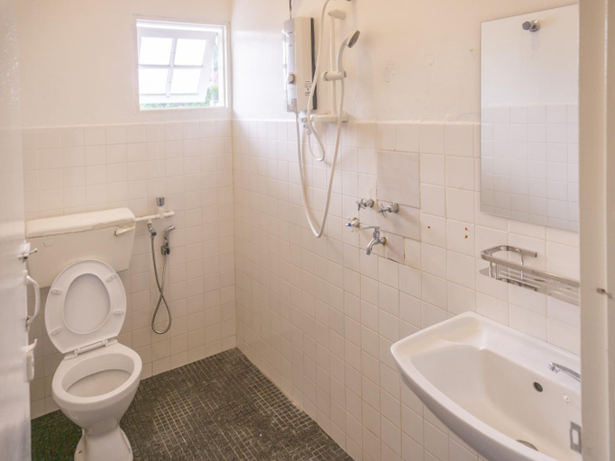 Bathroom 4, Traveller Bunker Hostel 1, Cameron Highlands