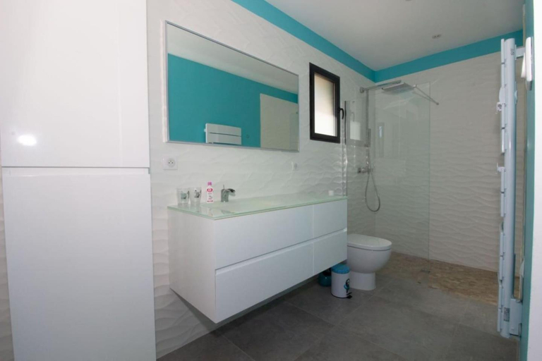 Bathroom 2, Villa luxe vue mer panoramique 3 suites 6 personnes Campomoro plage, Corse-du-Sud