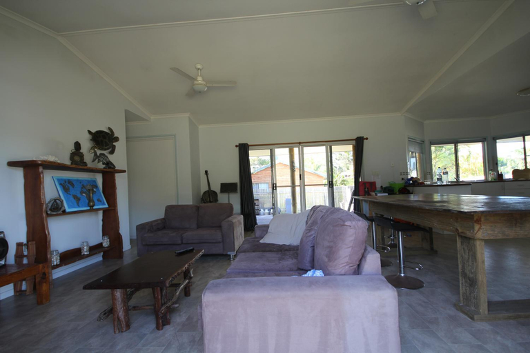 Others 3, CASTAWAY BEACH HOUSE- NO Parties - NO Pets, Miriam Vale