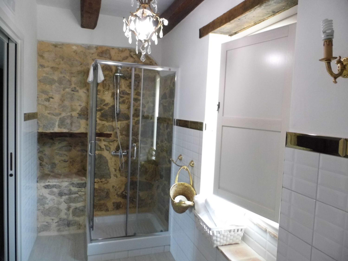 Bathroom 4, Aia Antica, Latina
