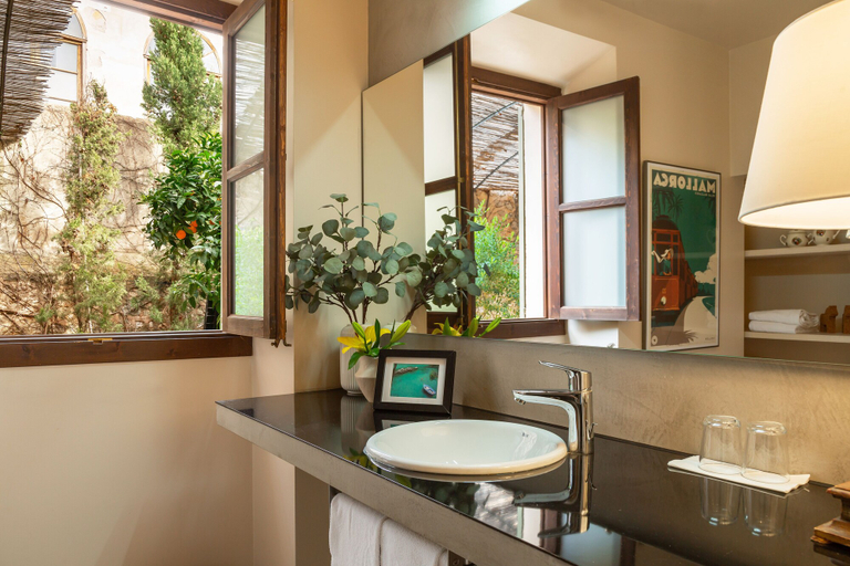Bathroom 4, SólleRooms GuestHouse, Baleares