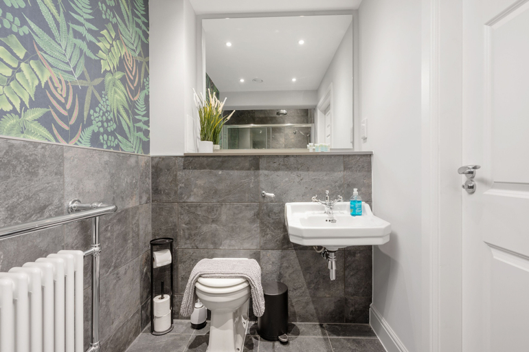Bathroom 3, 314 Reid's Corner - by Stay Dunfermline, Fife