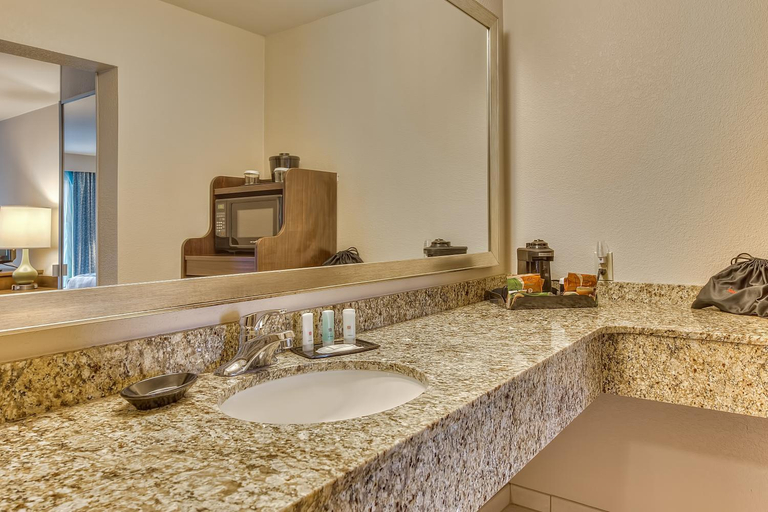 Bathroom 2, Quality Inn Gulfport I-10, Harrison
