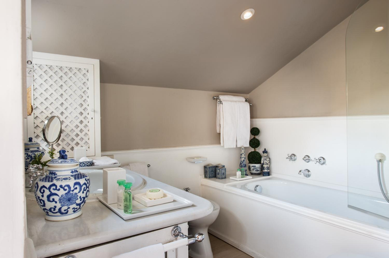 Bathroom 5, Residenza Napoleone III, Rome