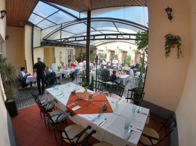 Food & Drinks 5, Bazilika alatt, Esztergom