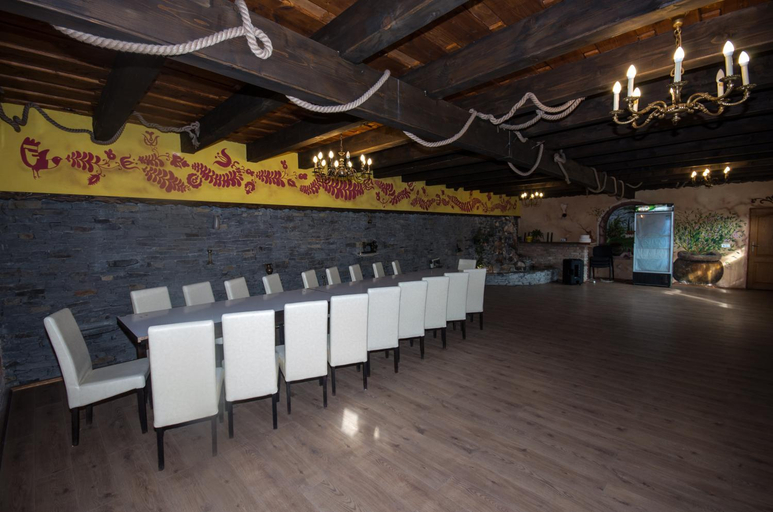 Food & Drinks, Sziklakert Fogado, Dealu