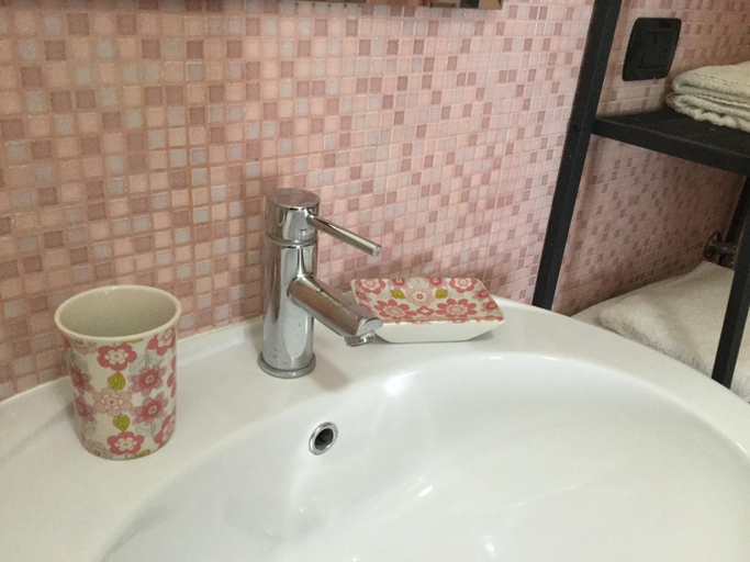 Bathroom 1, Dimora Gentile, Bari