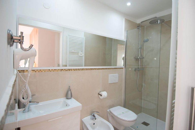 Bathroom 2, Klemi, rooms in old town Dolomia best home Check in automatico, Trento