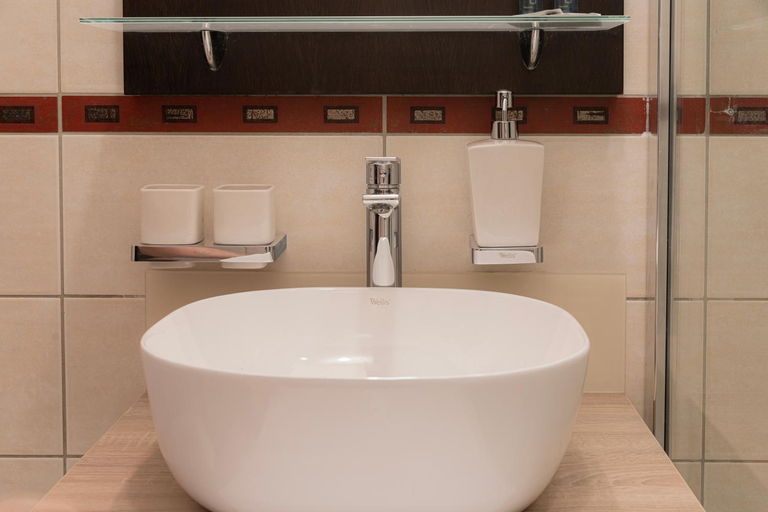 Bathroom 4, Bazilika alatt, Esztergom