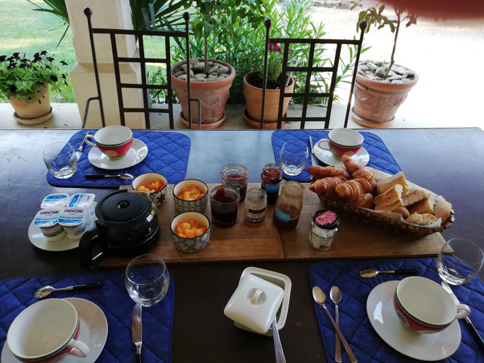Food & Drinks