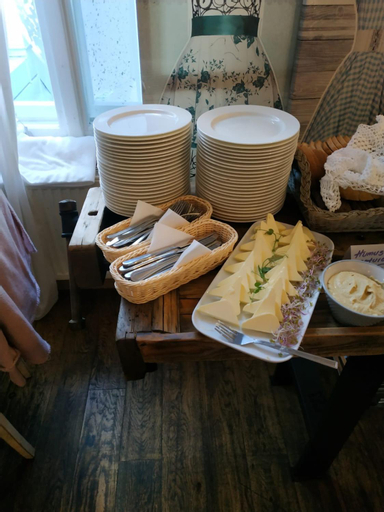 Food & Drinks 12