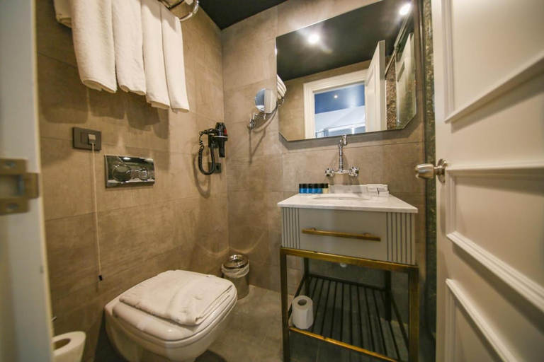 Bathroom 4, Royal Tophane Hotel, Beyoğlu
