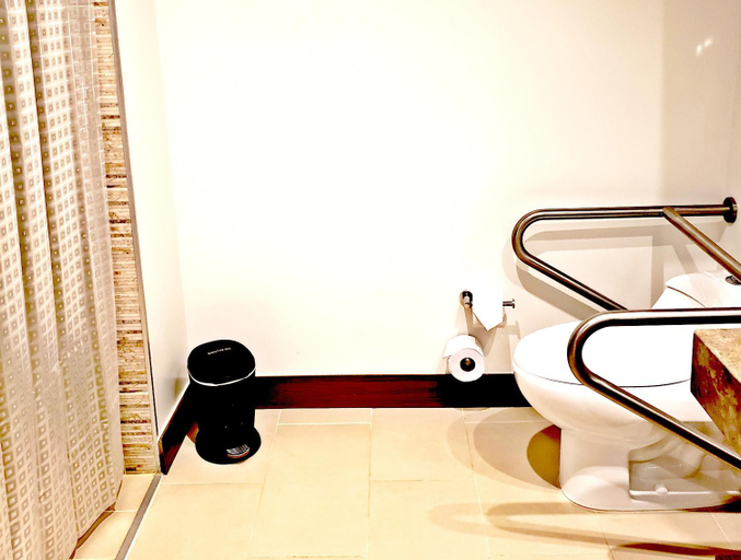 Bathroom 5, Hampton by Hilton Medellin, Medellín