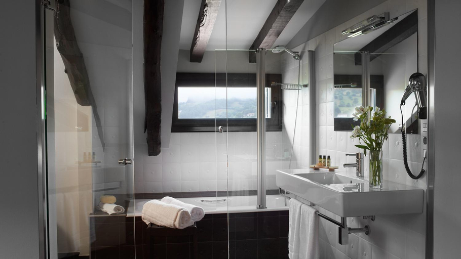 Bathroom 4, Iriarte Jauregia Hotel, Guipúzcoa