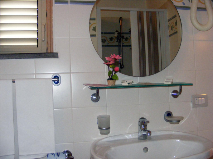 Bathroom 3, Casa Mafalda B&B, Messina