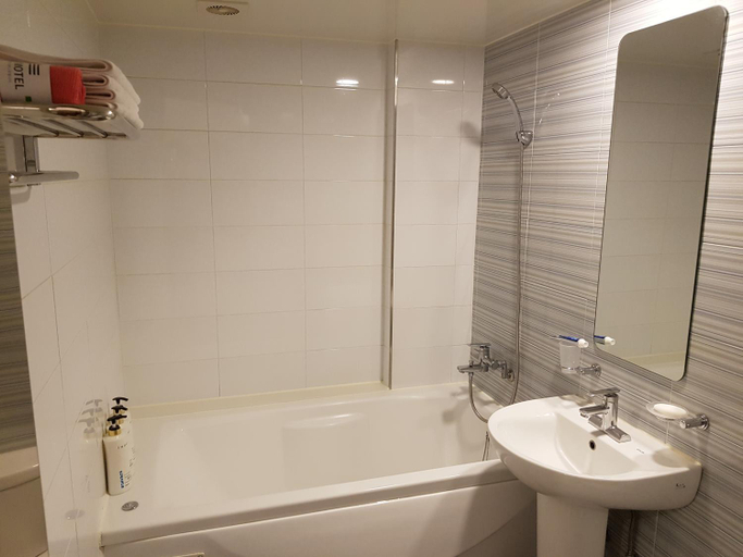 Bathroom 4, Line Motel, Buk