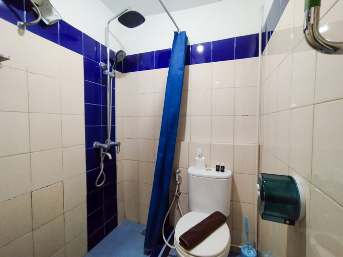 Bathroom 2, Best Stylish 2BR Apartment at Tamansari Panoramic By Travelio, Bandung