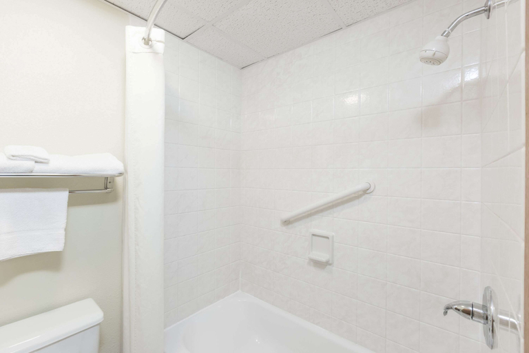 Bathroom 4, Super 8 by Wyndham Newton, Jasper