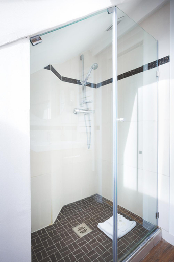 Bathroom 3, Hotel Bonne Nouvelle, Paris
