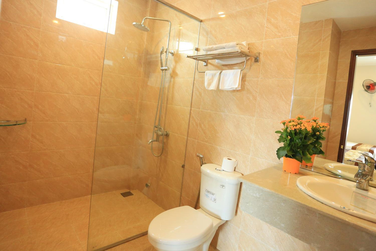 Bathroom 4, Phuong Linh Hotel, Da Nang