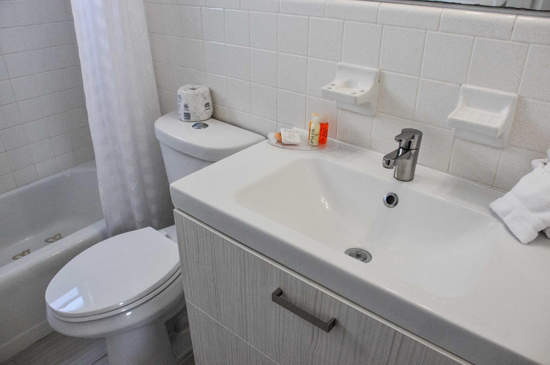 Bathroom 4, Regency Inn & Suites Sarasota, Sarasota