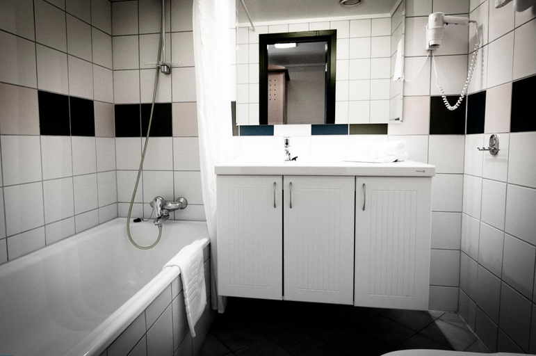 Bathroom 4, Hotel Geiranger, Stranda